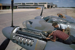 JH Mossie Working on an engine (© unknown)
